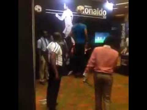 クリスティアーノ ロナウドのヘディングは最高到達地点３メートル 一般人が真似するとこうなる サカラブ速報