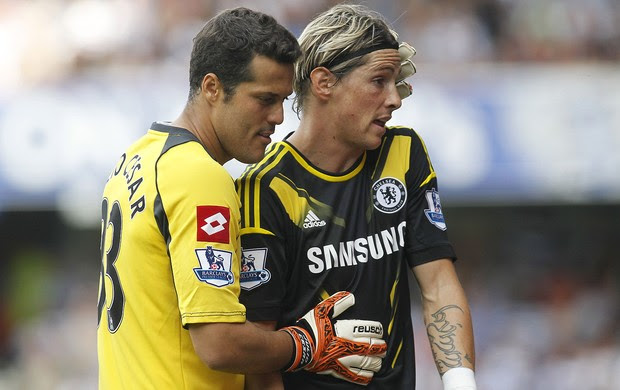 Julio Cesar e Fernando Torres, QPR x Chelsea (Foto: Agência AP)