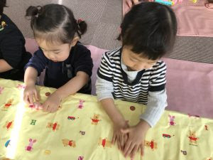 ひよこ組 小麦粉粘土で遊びました 社会福祉法人愛和福祉会