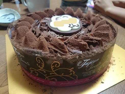 だぶるけいの活動日記 24日は次男8歳の誕生日 不二家のチョコ生ケーキでお祝い
