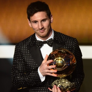 Messi exibe prêmio de melhor do mundo de 2012. É o 4º ano consecutivo que o argentino fatura.