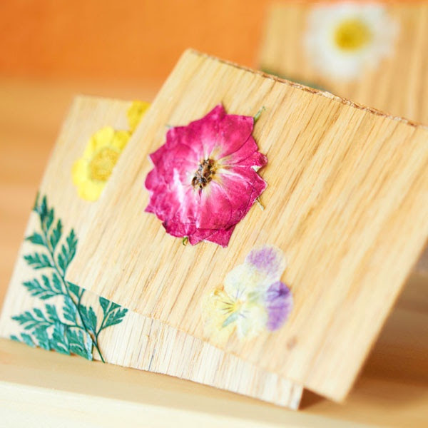Wood veneer and pressed-flower nametags  for the girls  Pinterest