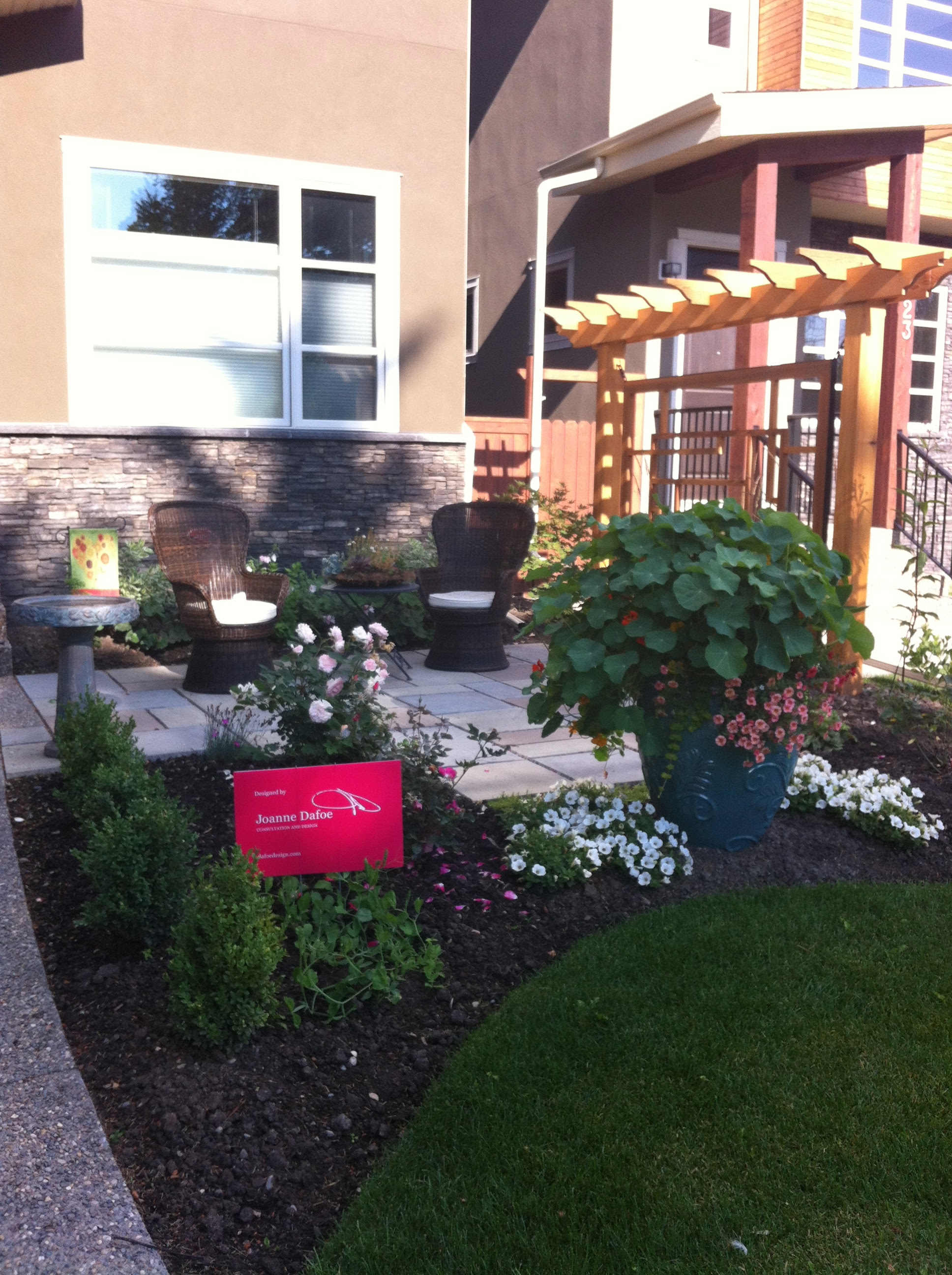 Terri Higgins: Inspired Gardens: Joanne Dafoe Creates One-Of-A ...