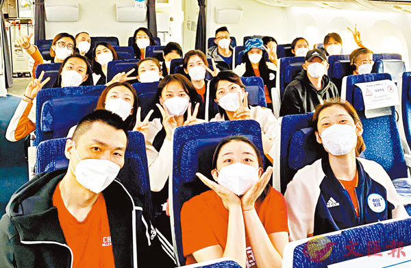 於成田機場集體進行核酸檢測 中國女排抵日 參加奧運測試賽 - 香港文匯報