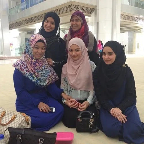  ( Gambar) Neelofa Yang Semakin Menawan Bertudung