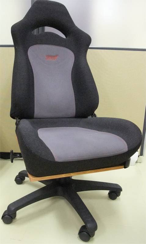 車のシートでオフィスチェアをページ