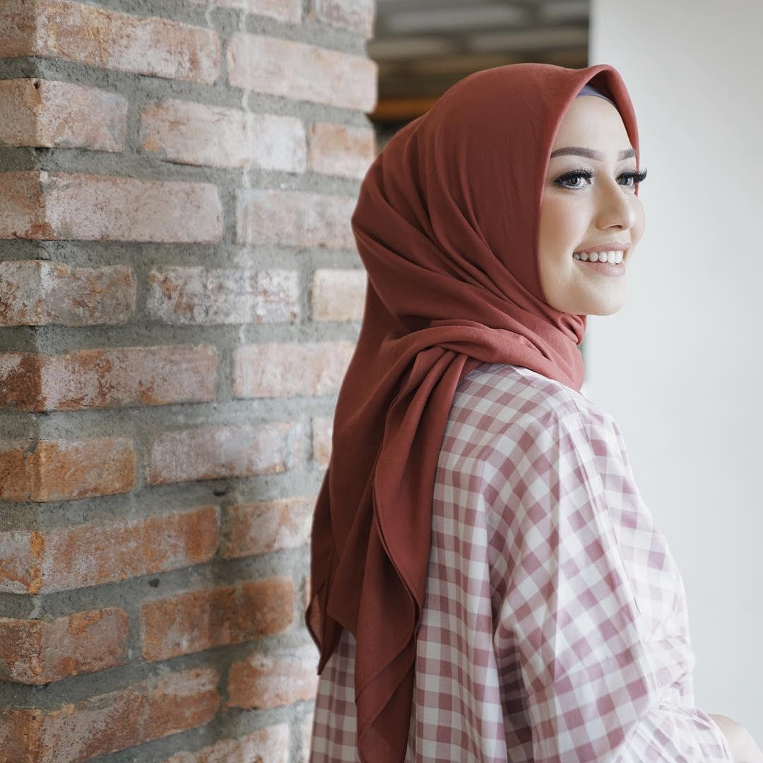 Jilbab Saudia Warna Abu Abu Muda Gambar Hijab - Warna jilbab saudia yang cocok untuk semua baju