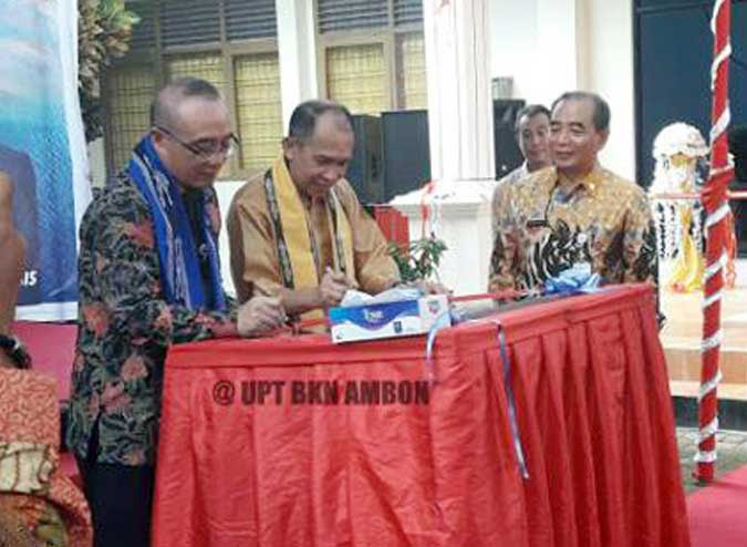 Ambon, Malukupost.com - Kepala Badan Kepegawaian Negara (BKN) RI, Bima Haria Wibisana bersama Gubernur Maluku, Said Assagaff meresmikan operasional kantor Unit Penyelenggara Seleksi calon dan penilaian Kompetensi (UPT) Aparatur Sipil Negara (ASN) BKN Propinsi Maluku, di Ambon, Kamis (14/9). Menurut Bima Haria, gedung kantor di Maluku yang diresmikan tersebut merupakan UPT ke sembilan yang telah dibuka BKN di seluruh Indonesia, setelah di Jambi, Semarang, Serang, Gorontalo, Padang, Mataram, Kendari, dan Palu. UPT BKN Kota Ambon difungsikan untuk menjangkau seluruh pelayanan kepegawaian yang ada di Provinsi Maluku. Percepatan pendirian Kantor UPT BKN Kota Ambon terlaksana atas kerja sama BKN dengan Pemprov Maluku terutama untuk ijin pinjam pakai tanah dan bangunan sejak 19 Mei 2017.