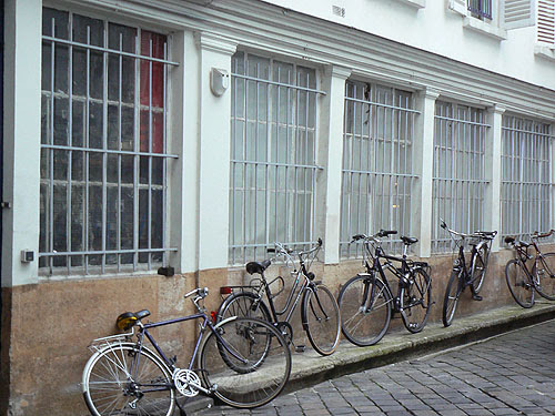 une cour et des vélos.jpg