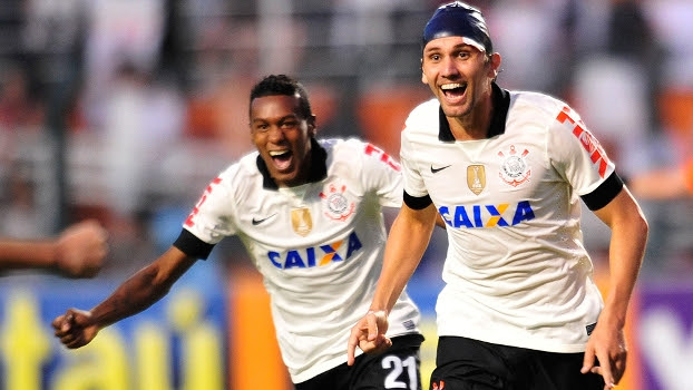 Paulo André comemora ao marcar o segundo gol do Corinthians sobre o Santos no primeiro jogo da final do Paulista