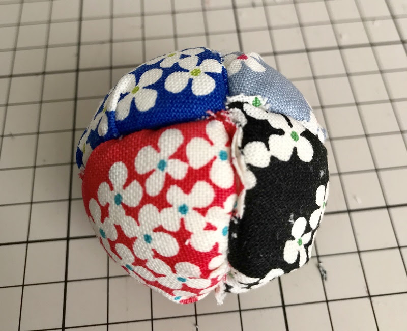 針 糸いらず 小さな布を合わせてオーナメントボールを作ろう みんなでつくるハンドメイド情報サイト ホビースタイルhobbystyle ホビスタ ホビー協会