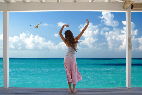 フリー写真素材 人物 女性 海 人と風景 後ろ姿 背伸び ストレッチ 画像素材なら 無料 フリー写真素材のフリーフォト