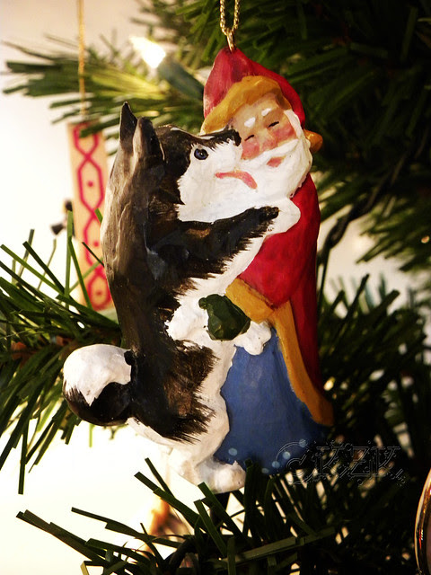 DSCN4700e Husky/Santa ornament