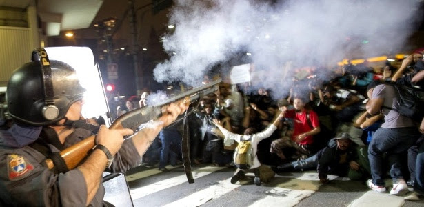 Manifestantes e policiais entram em confronto nas ruas do centro de São Paulo durante protesto