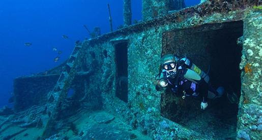 صور وفيديو : سفينة غارقة بمياه البحر الأحمر مليئة بالسيارات