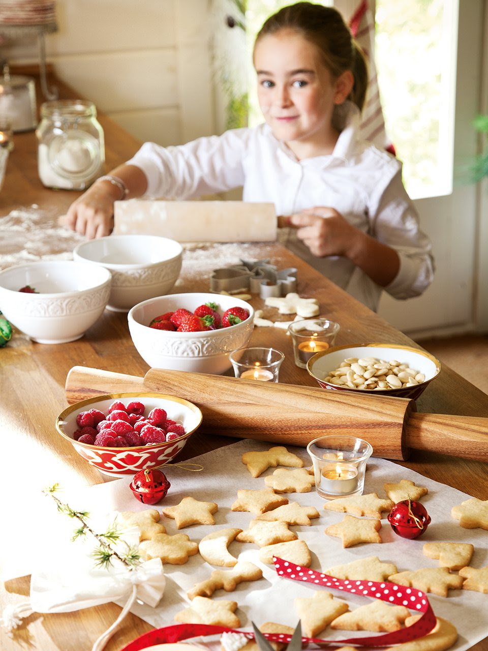 Niña haciendo galletas. Galletas muy fáciles