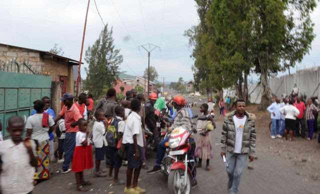 La foule se masse dans un quartier de Goma (République démocratique du Congo) après une explosion, le 8 novembre 2016.