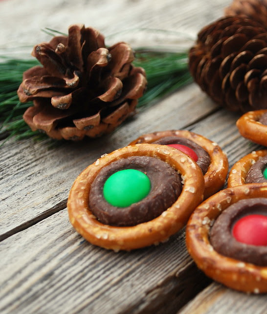 Holiay Pretzel Rings