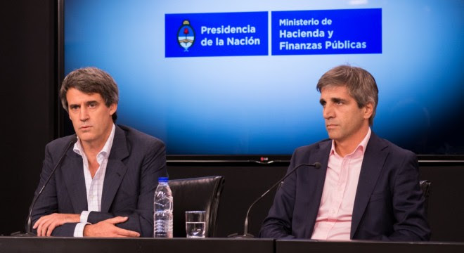Prat Gay y Caputo en el microcine del Palacio de Hacienda.