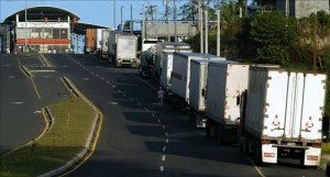 El paro comenzó el jueves y hasta el momento hay unos 600 camiones estacionados a la orilla de la carretera.EFE