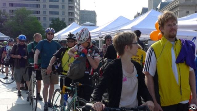 Washington Area Bicyclist Association (WABA) menyelenggarakan acara 'Bike to Work Day' yang diikuti lebih dari 10 ribu orang.
