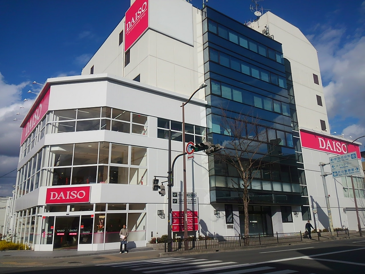 ３階建てのでっかいダイソーが泉町にオープン 品揃え充実 駐車場完備 号外net 吹田