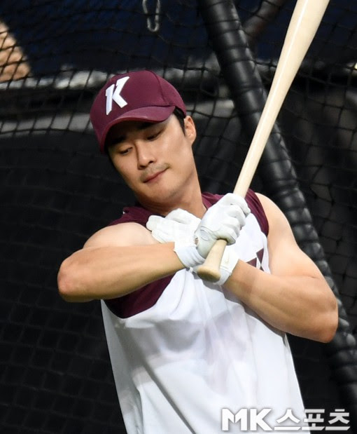 김하성 `근육이 이정도는 되야죠` MK포토 - MK스포츠