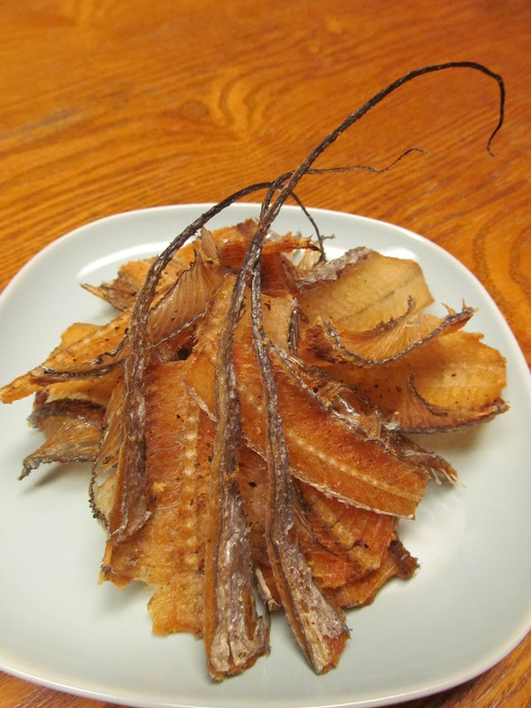 旨魚料理 タチウオの骨せんべい まるかつ水産 旬の旨い魚を自前調達