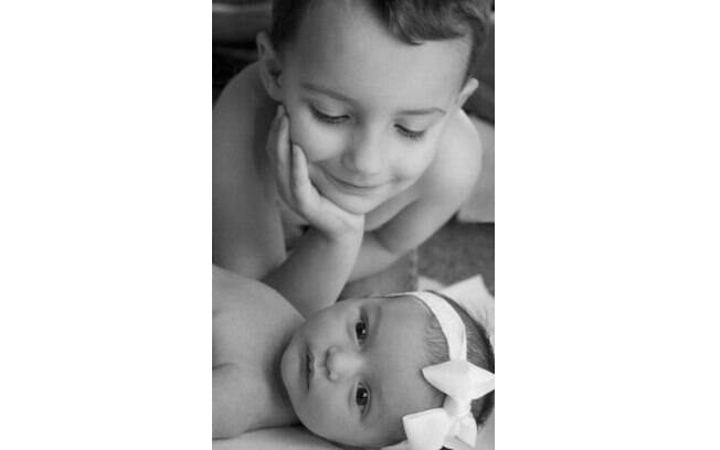 Irmãos demonstram todo o amor do mundo com gestos de carinho. Foto: Pinterest/Bianca Luna Sanpalu