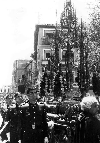 Procesión del Corpus Christi de Toledo a mediados del siglo XX. Revista Alijares