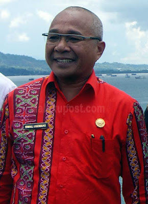 Ambon, Malukupost.com - Rencana Pemerintah Provinsi Maluku untuk membangun fly over sampai saat ini masih terkendala, salah satunya masalah relokasi pemukiman warga yang terkena dampak pembangunan jembatan layang yang menghubungkan Desa Batu Merah – Belakang Soya. “Memang ada masalah non teknis terkait masalah lahan, untuk itu kita akan koordinasikan hal ini dengan Pemerintah Kota Ambon supaya berjalan dengan baik. sehingga pembangunan fly over bisa segera dilaksanakan,” ujar Kepala Dinas Pekerjaan Umum, Ismail Usemahu, di Ambon, Rabu (8/3). Dijelaskan Usemahu, anggaran yang diperuntukkan untuk pembangunan jembatan layang ini mencapai 400 miliar, berasal dari APBN. Mengingat rencana pembangunan fly over telah disetujui oleh pemerintah pusat dalam hal ini Kementrian PUPR.