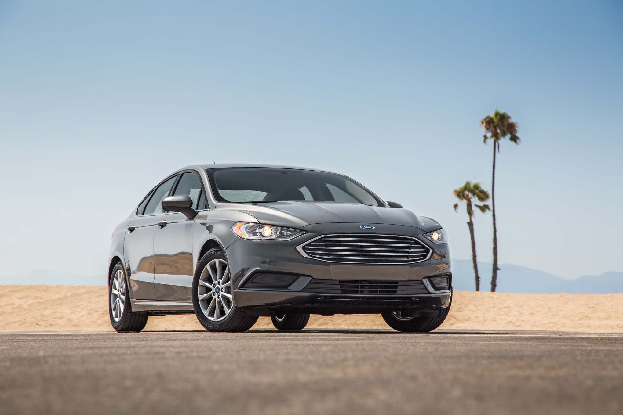 2017 Ford Fusion SE EcoBoost front three quarter 02