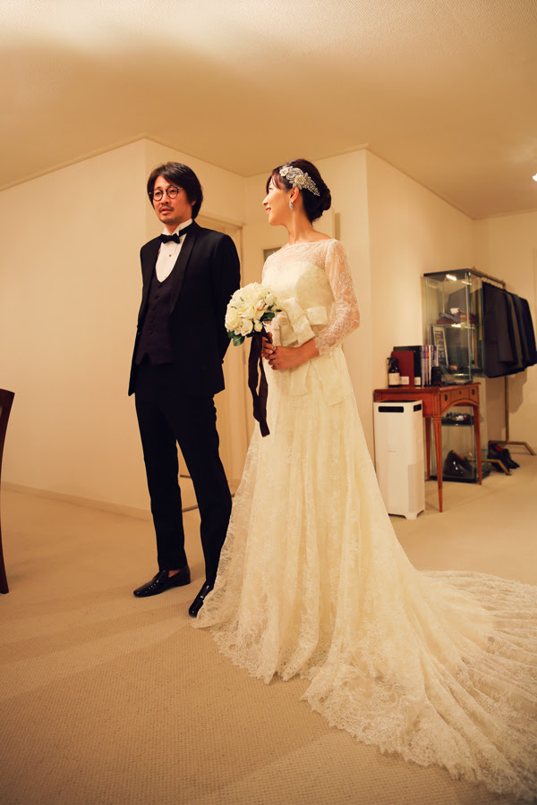 石の教会にてご結婚式 ロングスリーブのナチュラルなウェディングドレスで ウェディングドレス レンタル Anela Clothing アーネラクロージング