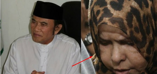 Aneh Tapi Nyata: Reaksi Rhoma Irama Saat Ridho Rhoma Ditangkap, Berbanding Terbalik dengan Istrinya http://ift.tt/20kt43r - Berita Terbaru Terkini Hari Ini - Raja Dangdut, Rhoma Irama mengaku tak tahu mengenai putranya, Ridho Rhoma yang baru-baru ini ditangkap oleh Sat Narkoba Mapolres Metro Jakarta Barat. Ridho Rhoma ditangkap karena kedapatan mempunyai sabu seberat 0,76 gram serta alat hisapnya, bong