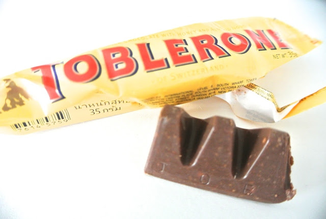 マッターホルンを型どった 三角パッケージ 免税店で定番のチョコレート トブラローネ Visiomire Com