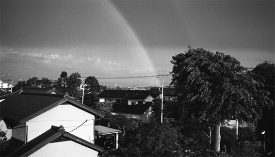 日々の日モノクロフィルムで 虹を撮ると