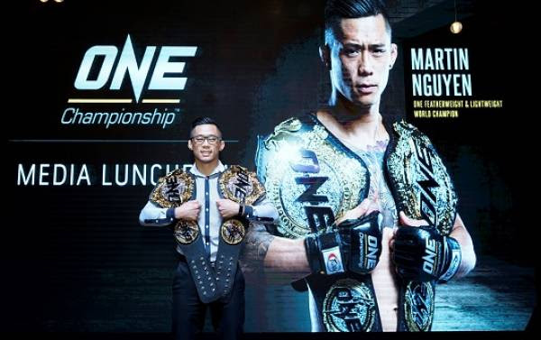 Huyền thoại Martin Nguyễn nghẹn ngào ngày trở về Việt Nam