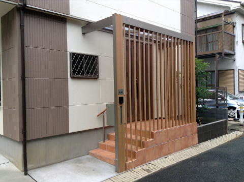 リクシル プラスgで玄関の屋根とデザイン格子で目隠し 草加市弁天