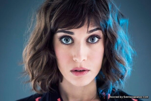 Lizzy Caplan