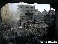 Palestinians search for bodies in rubble of destroyed house of Hamas senior leader Nizar Rayan after an Israeli missile strike in Jabaliya refugee camp on 1 January 2009
