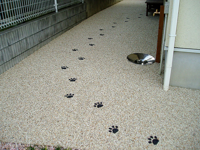 犬の足跡 有限会社トモゾヲ タカショー リフォームガーデンクラブ