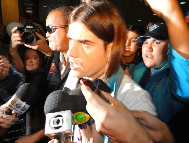 Miralles chega a Porto Alegre (Foto: Eduardo Cecconi/Globoesporte.com)