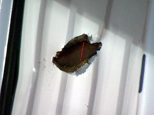 Quadrilha abriu buraco em uma Fiorino para vigiar os seguranças da empresa em Campinas (Foto: Reprodução EPTV)