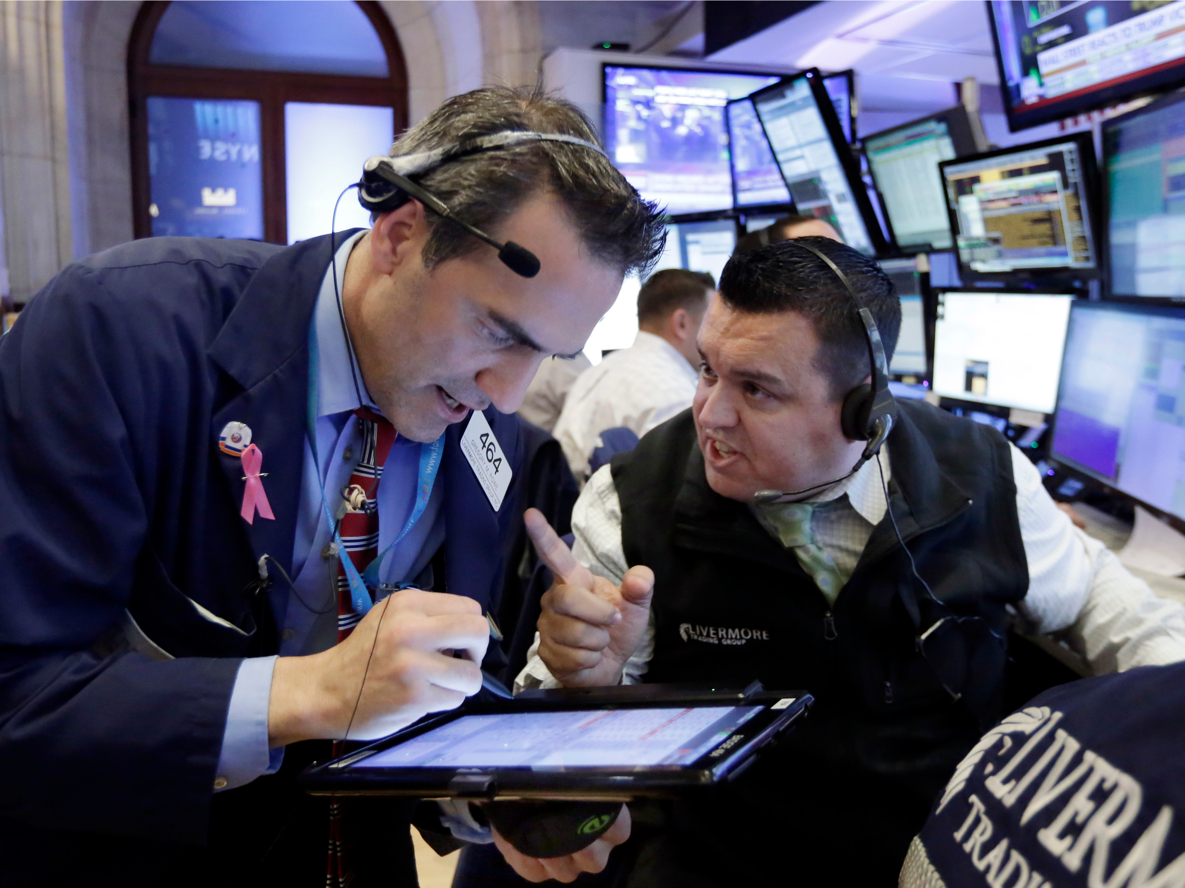 traders argue face to face