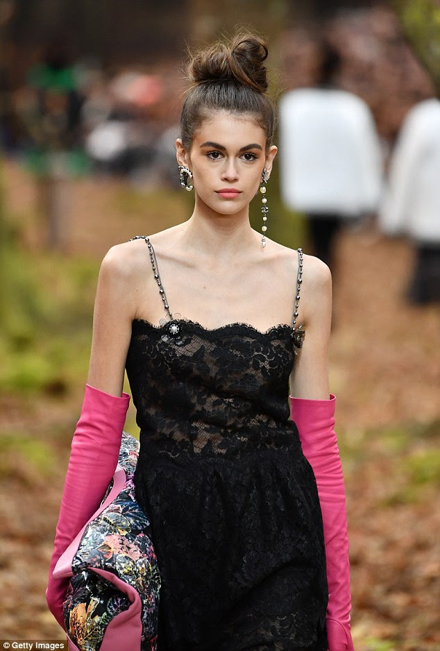 Chic: o modelo de 16 anos de idade, comandou a atenção enquanto se pavoneava na passarela com inspiração florestal com um vestido de renda preta com joelho