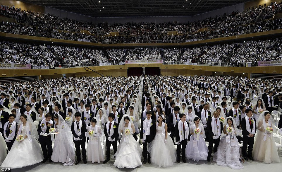 3.500 pasangan nikah massal mendengarkan kotbah nikah.