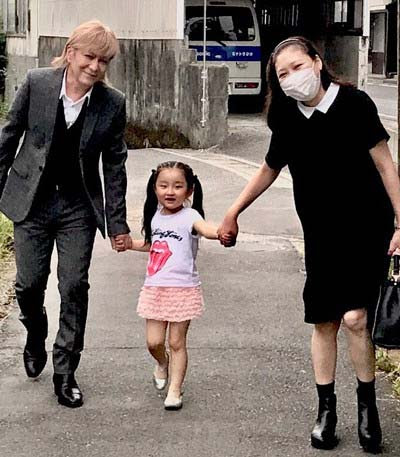 小室哲哉がglobe Keikoの最新画像ツイッターで公開 子供との写真で笑顔 クモ膜下出血の後遺症と現在の状態は 今日の最新芸能ゴシップニュースサイト 芸トピ