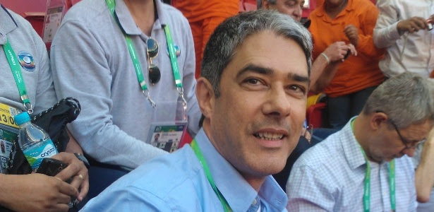 Apresentador do Jornal Nacional, da TV Globo, é tietado durante treino da seleção brasileira