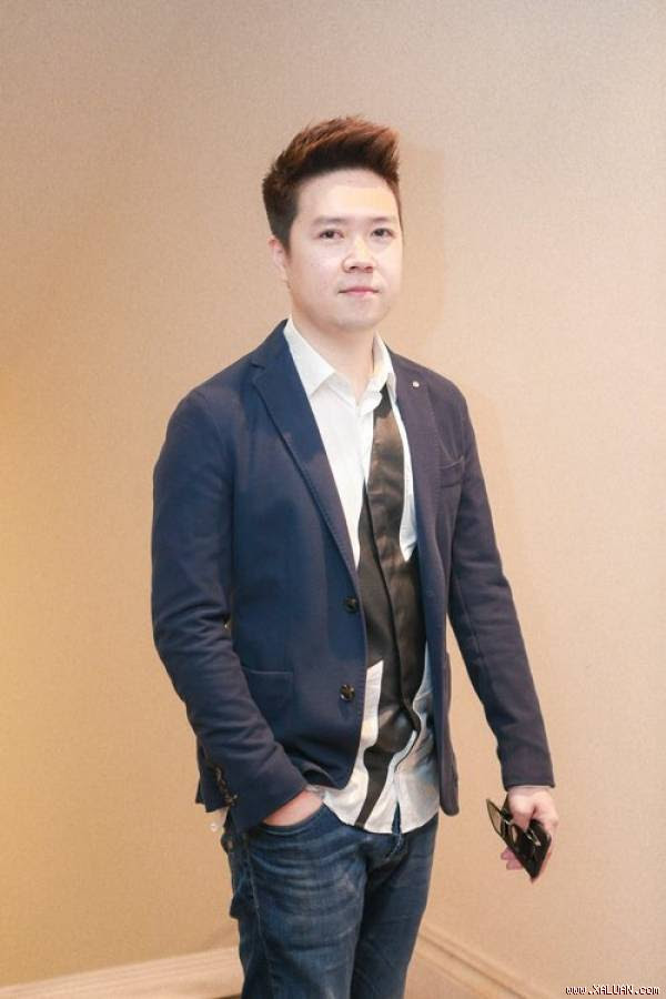 Lê Hiếu thân mật với nữ ca sỹ xinh đẹp sau khi chia tay Thùy Linh