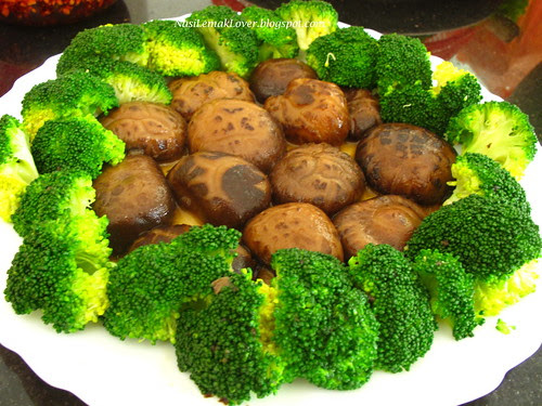 Braised Pork Knuckles with Sea cucumber